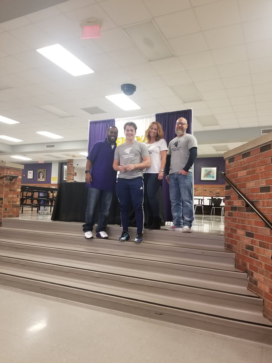 Kewpiefootball's tweet photo. We had 3 #Kewps ✍their NLI to continue there education and playing career at the next level!!! @FelixPippenger @JeveanBrown @KempTalin #EarnTheRight #LongPurpleLine #KewpieToMule #KewpieToSpartan #GetSigned #WhosNext https://t.co/WiqWvjY4Xp