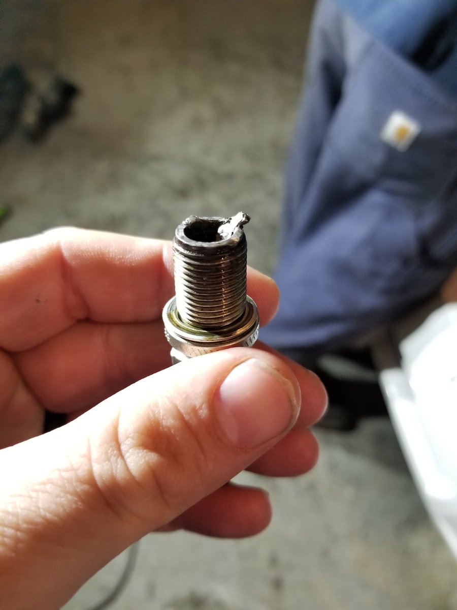 LVautotech's tweet photo. Always ensure proper piston to plug clearance. 

And also that your main caps are more than finger tight. https://t.co/qK4Zd4DPmp