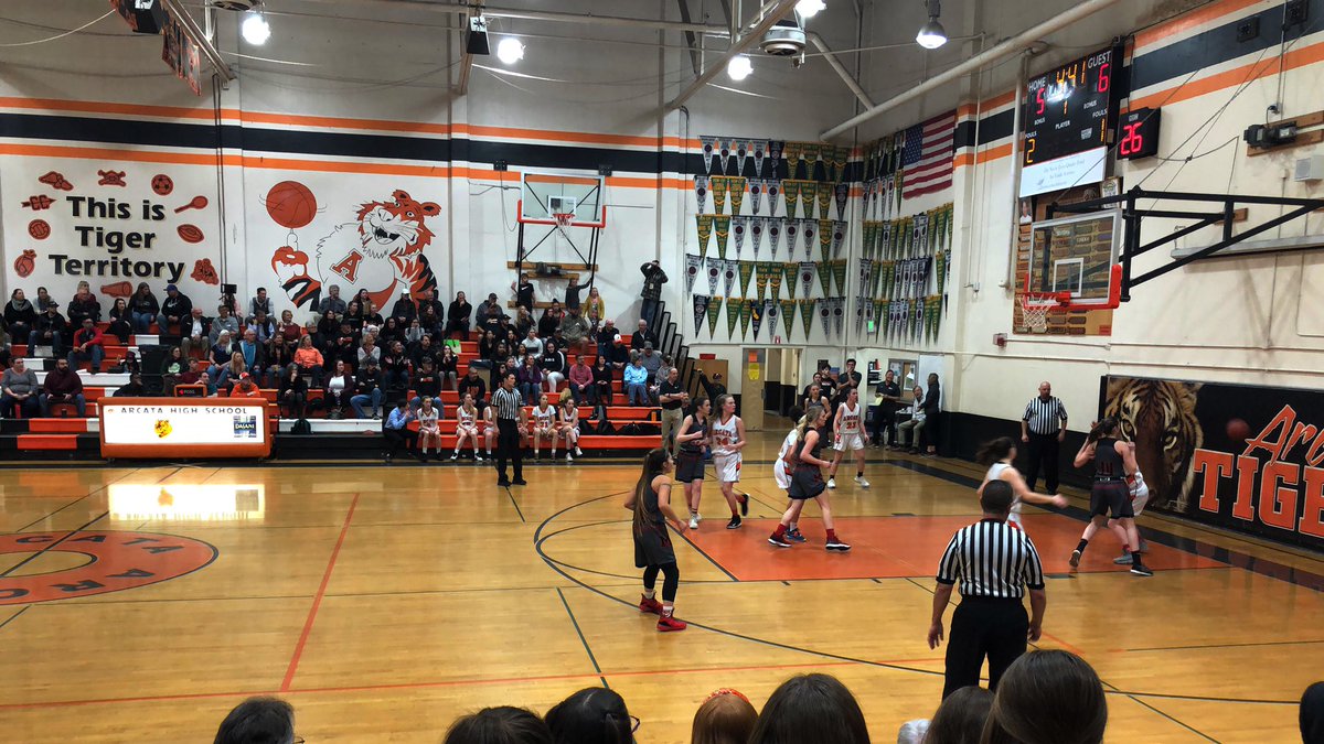HumSportsTalk's tweet photo. McKinleyville leads Arcata 29-20 at intermission. Winner travels to face Eureka Tuesday at 7 p.m. #norcalscores #Arcata #McKinleyville #Basketball https://t.co/SqU5w4JHlF