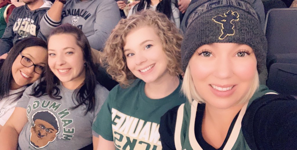 lexiss_not_txas's tweet image. #kohlscourt #bucks #FearTheDeer