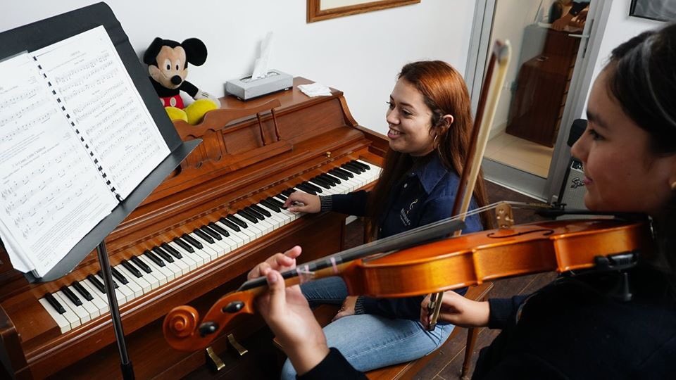 BenningAcademia's tweet photo. Al inscribirte a nuestras clases personalizadas de Violín, te ofrecemos becas de instrumento, por lo que si no cuentas con uno propio, te podemos prestar uno para iniciar cuanto antes. 

#YoSoyBENNING
(646) 178 6212 | (646) 237 9807 
https://t.co/cLN0qQR1uo
@BenningAcademia https://t.co/vIAQ0ofRXa