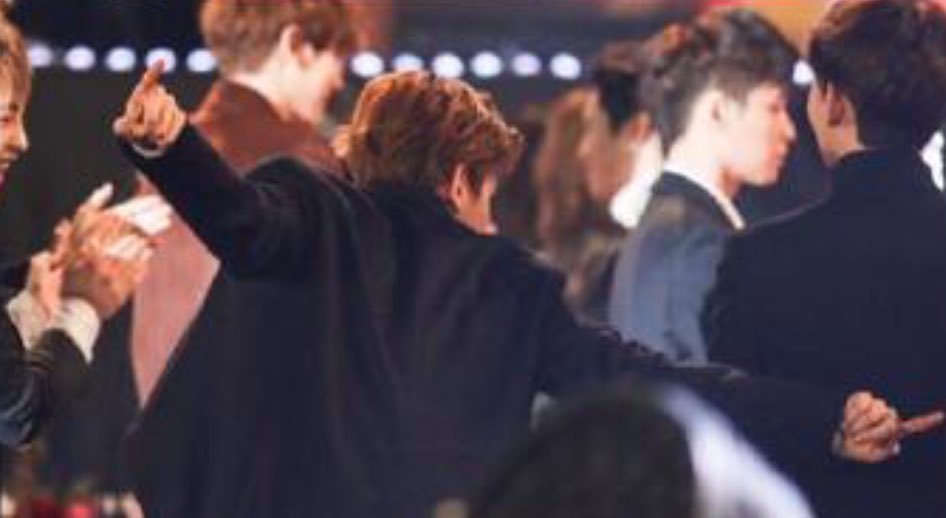 baekhyun doing taemin’s danger move while he performed at SMA