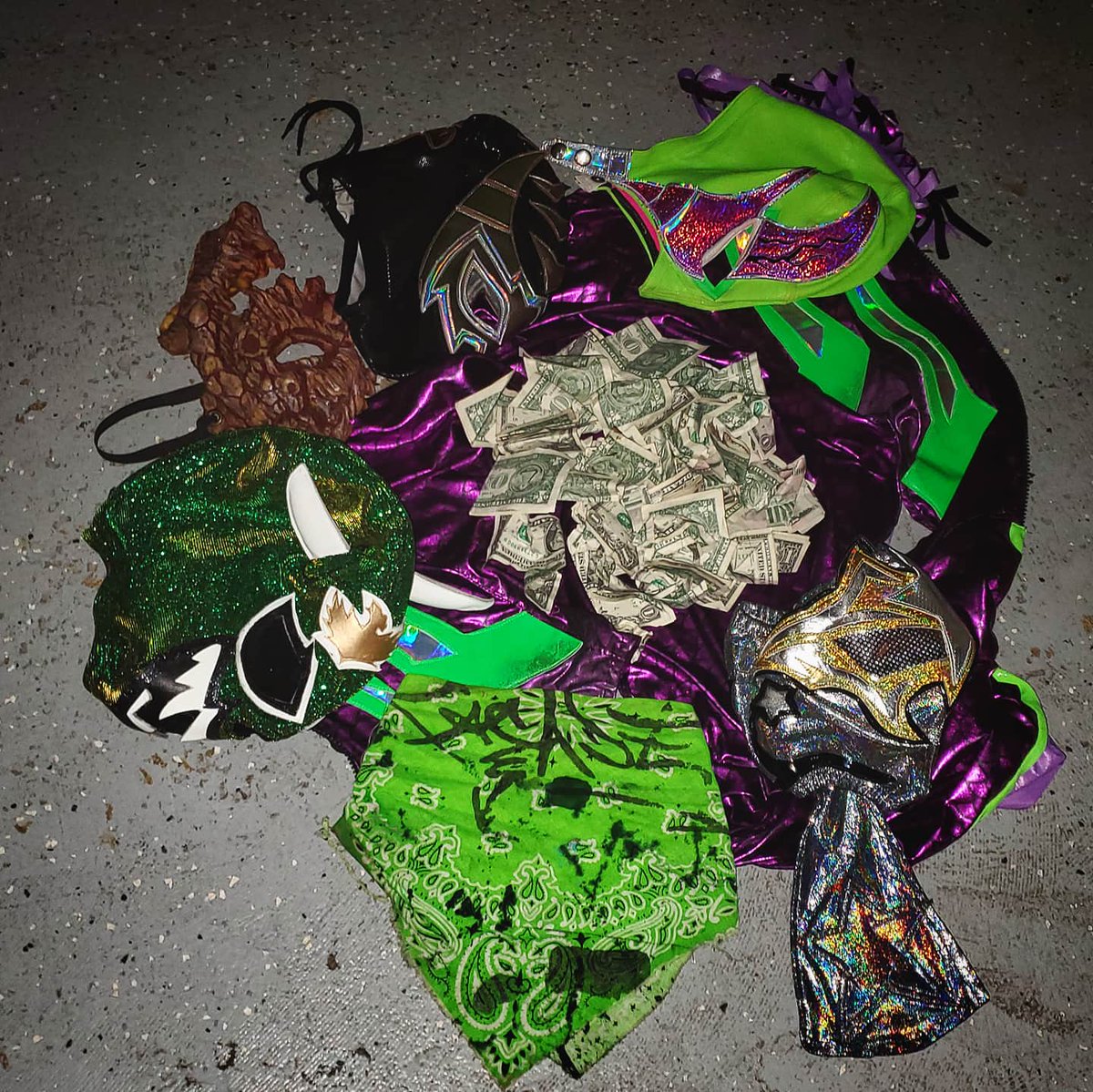 1FACADE's tweet photo. Last night we did a good #LuchaThing & so everyone throws the monies at us!
Mucho Gracias!
#goodluchathing #Lucha #NeonNinja
@gallilucha
#goNINJAgo 💪🏻💚🙏🏻 https://t.co/5SRTLtNxua