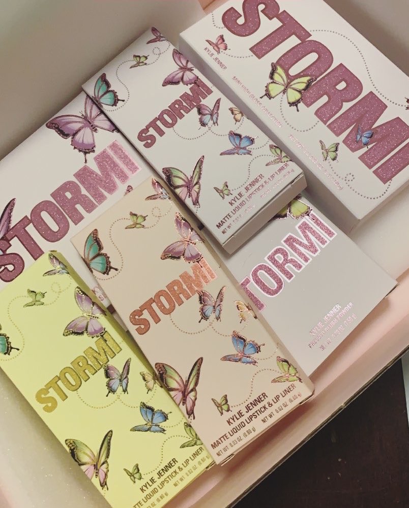 KattvX0's tweet photo. The whole thing is so prettyyyyy Iβm so excited to play with this @KylieJenner @kyliecosmetics #stormicollection https://t.co/tGurMPKKWC