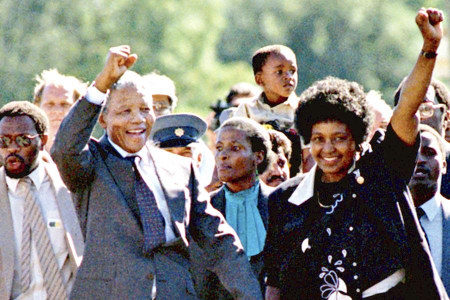 sanchezcastejon's tweet photo. Hace 30 años, Nelson Mandela era puesto en libertad tras pasar 27 años en prisión por luchar contra el apartheid. Decía que la educación es el arma más poderosa para cambiar el mundo. Él lo logró. Su compromiso con la igualdad y los DD.HH. cambió la vida de millones de personas. https://t.co/cdQ0KOLEdd