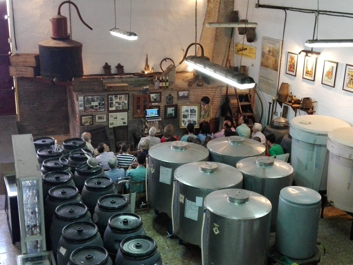 Industria artesanal, calderas de cobre alimentadas con leña de encina. Anís La Violetera, desde 1961