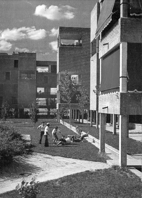 jblpaz's tweet photo. 218 viviendas experimentales
Barrio Las Fronteras
Torrejón de Ardoz. 1973
Rafael Leoz
#DimartsUrbans

viviendas de promoción  pública en que pone en obra  sus investigaciones sobre  geometría, modulación, dimensión e industrialización de la vivienda  social https://t.co/XmRWC3sK8G