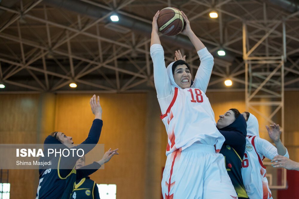 Golschid Omidian, unsere Starspielerin der Basketballnationalmannschaft wird zu einer Fernsehsendung eingeladen. Die Scharia-Polizei läßt sie aber nicht ins Gebäude des Staatsfernsehens hinein.

Grund: Ihre Hose sei zu eng!

#IranTruth 
youtu.be/5MzV-Pvn_4c