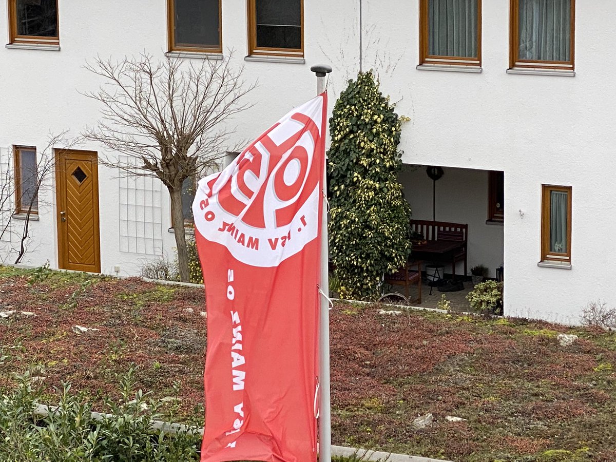 Der Sturm war zu schwach, der Fetzen  beim Nachbar hängt noch......