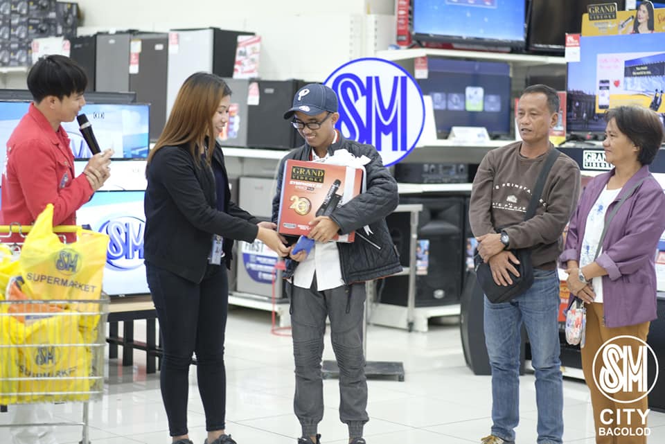 grandvideoke's tweet photo. Together with our good friends from @smsupermalls , we wish @cmontecido all the best in his singing career! We believe in you, Carl! #MySingingCoach https://t.co/LRyVsLHlQL