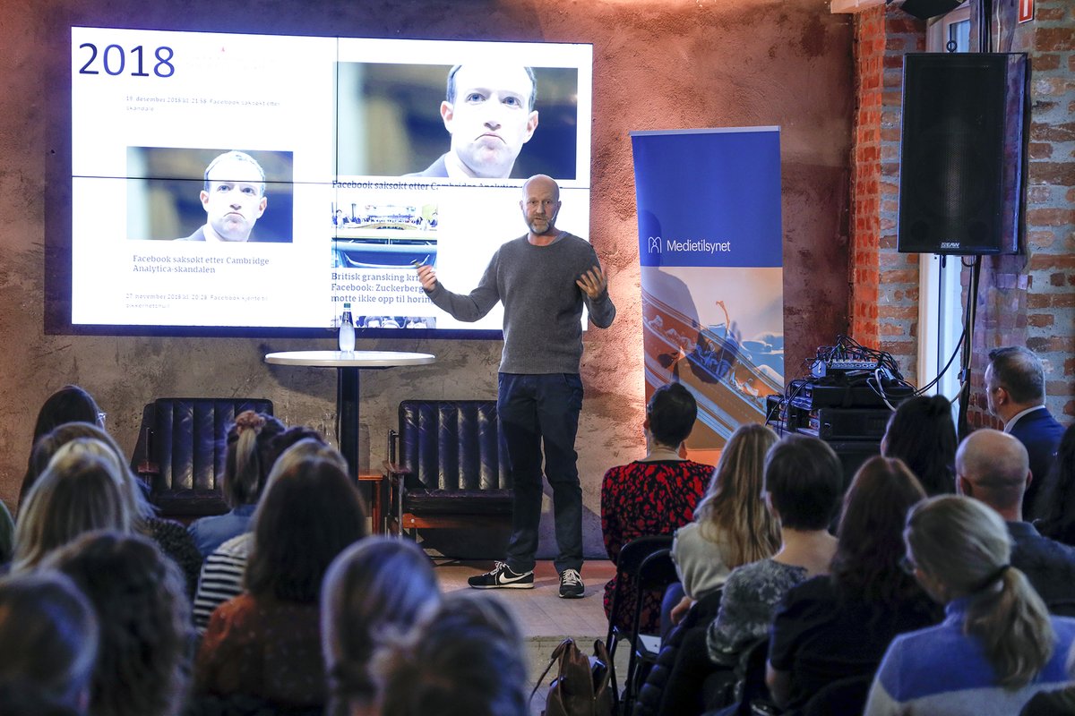 Medietilsynet's tweet photo. Hva er egentlig persondataene dine? Vet du det? Spør @PetterBB - og hva er de verdt? Vi snakker algoritmer og fri vilje på #SaferInternetDay - følg oss live her: https://t.co/Xok5mqRCPY https://t.co/pBnfLmsbc4