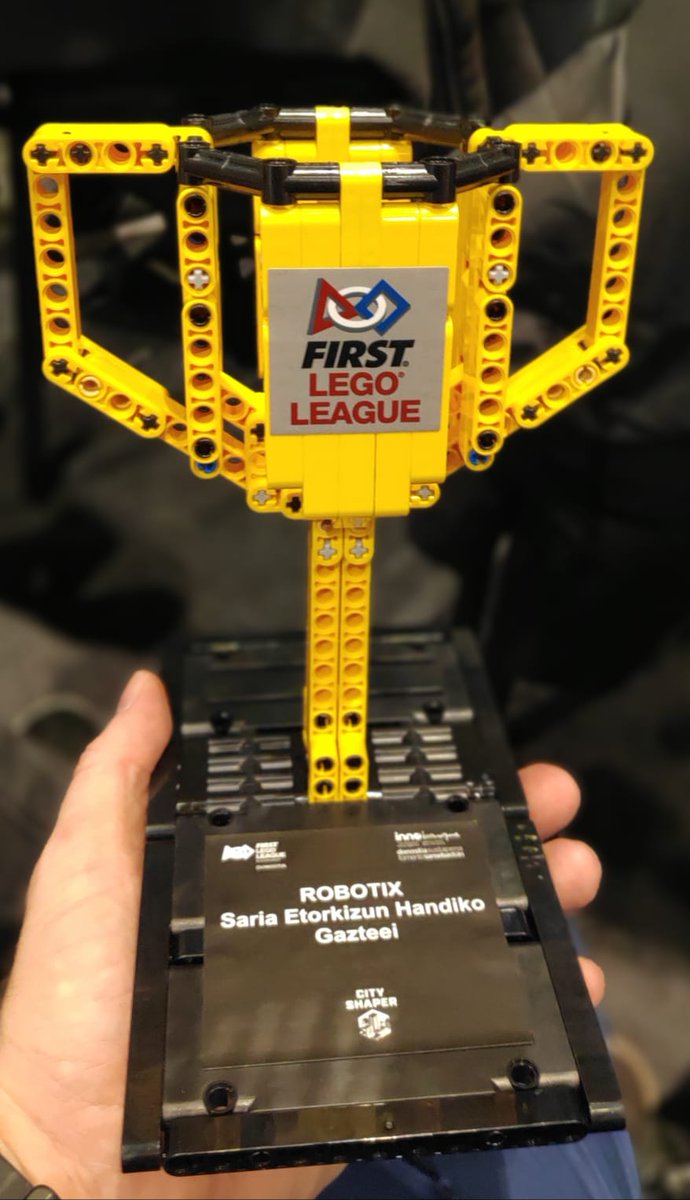 Ayalde_Munabe's tweet photo. Este fin de semana el equipo de @Colegiomunabe, obtuvo en @firstlegoleague el galardón ROBOTIX al equipo joven más prometedor. Muchas gracias a los alumnos participantes, a su profesor Rafa López, y a la implicación de  @vcarretie, juntos han conseguido este exitazo. https://t.co/cxcELMouQu