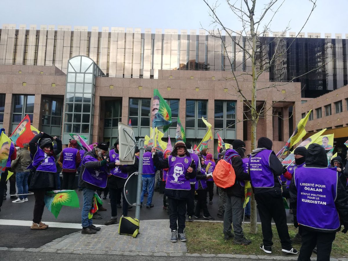 redequomujeres's tweet photo. Nuestra compañera @evadelfresno Frente al Tribunal d Justicia d @UNIONEUROPEA en la lectura d manifiestos d apoyo d los pueblos europeos a #Rojava y al pueblo kurdo💪🏽
Con compañerxs🌏💜💚Canadá,Australia, Sudáfrica,Brasil,Chile, Ecuador y EEUU #LongMarch2020 #WomensDefendRojava https://t.co/dpYuKlnlAl