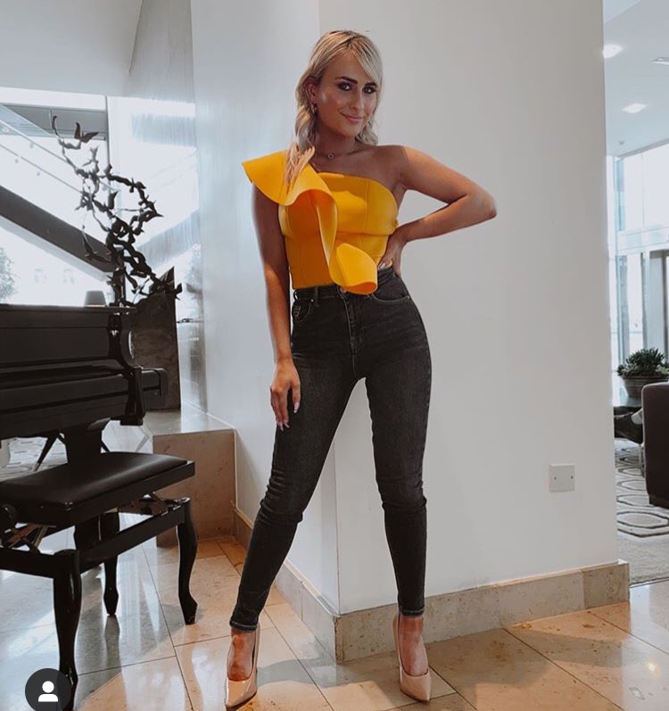 🔄 Tuesday Transformation! 🔄
A midi dress transformed into a top that’s more wearable for casual nights out! 

(📸: shaunadoyle.x)