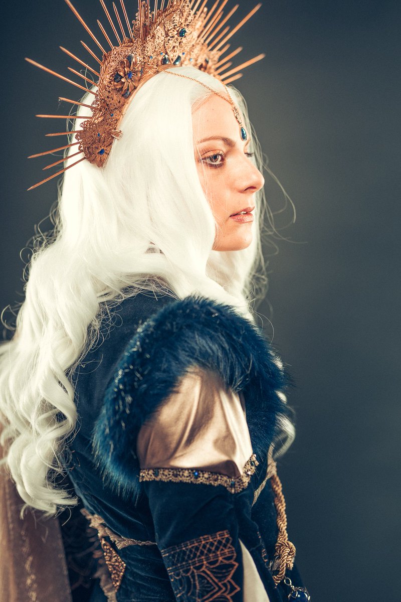 Yume_Costumes's tweet photo. SOL KOROLEVA ☀️first photo of EpicCon in my Alina Starkov cosplay. Can't wait for a proper outdoor photoshoot. Photo by @Eosandy . #alinastarkov #shadowandbone #grishaversecosplay @LBardugo https://t.co/5nJL6kRxkC
