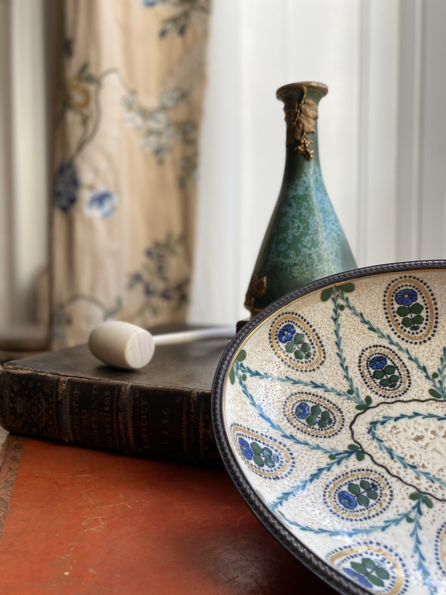 Drouot's tweet image. Dès demain, découvrez notre nouveau rendez-vous déco 👀
Une gigantesque exposition d'objets de 100 à 1 000 € !

L'occasion parfaite pour chiner au milieu de ces meubles, affiches, vases, photos, lampes...et trouver la touche finale de votre déco - LE coup de ❤️.

#MardiConseil