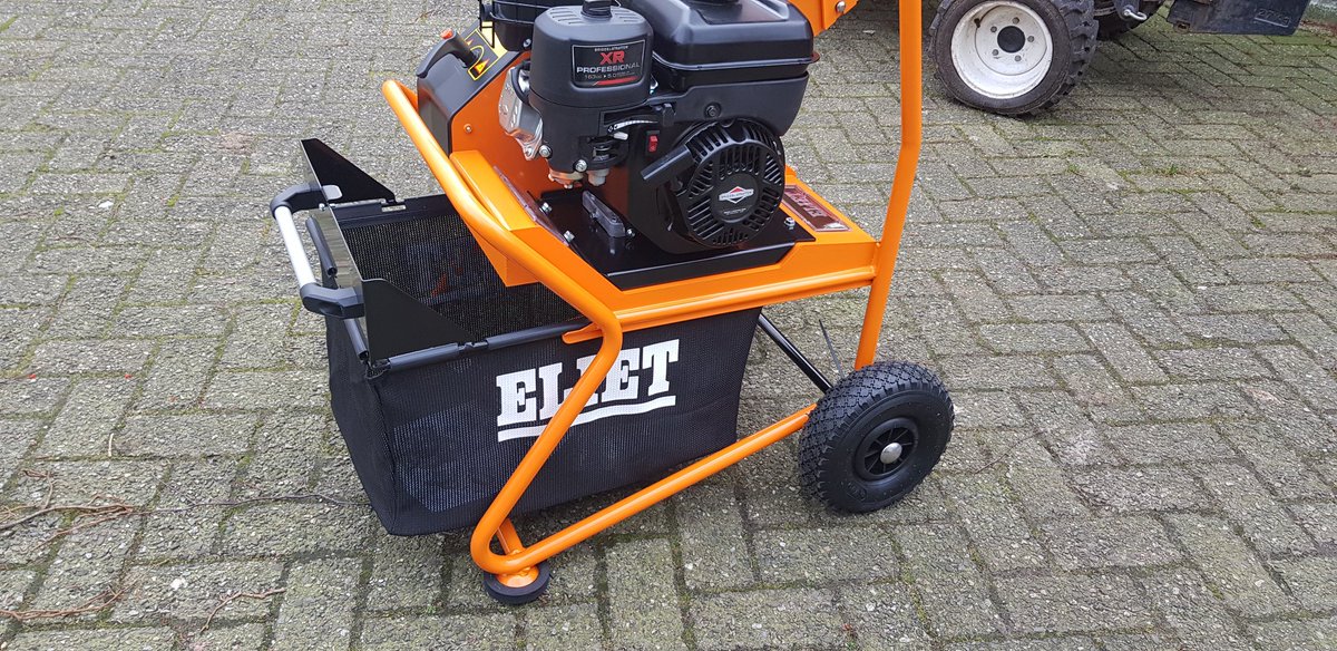 KGroenestein's tweet photo. Klaarmaken voor aflevering aan de klant. #Elliet #Hakselaar #Versnipperaar @Groenesteintsnl https://t.co/QXhUR5Tmds