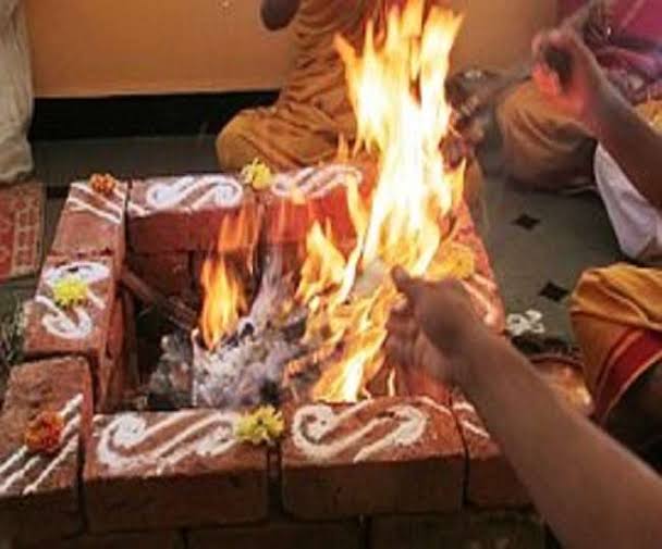 CrickeTimes's tweet photo. BREAKING:- Sachin Tendulkar caught doing hawan at his residence, so that the devil doesn't come any closer to his milestones. 

Sources say the devil is a captain who has never won the IPL. https://t.co/J9w0IuOjo1