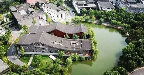 CAAofficialEN's tweet photo. #CAAโs #Xiangshan #campus is the work of architect Wang Shu, the winner of #Pritzker Architecture Prize. There are many #traditional Chinese architecture elements in Xiangshan campus such as courtyard, pedestrian bridge, salvaged tiles and bricks from the site. #BeautifulCAA https://t.co/miJvmtrXMG