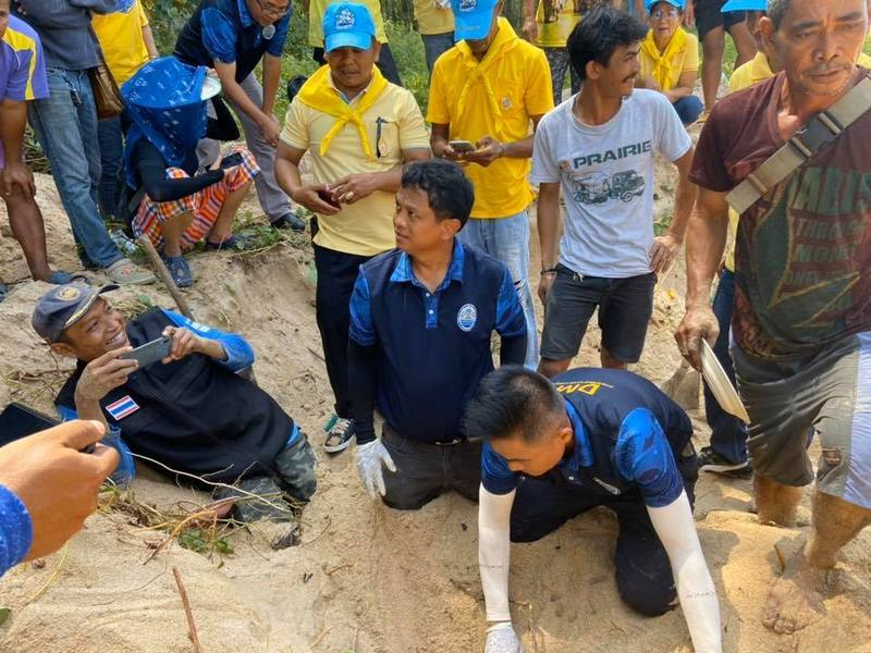 SEAFARERDIVERS's tweet photo. THAILAND (Phang-Nga - Environment) - TWO NEW TURTLE NESTS FOUND IN PHANG-NGA
Local resident Surang Kipairoth reported finding turtle tracks on Ban Bodarn in Thai Muang at 6:38am on Sunday (Feb 9)
https://t.co/03CDNH4hfe https://t.co/U423oEsQSX