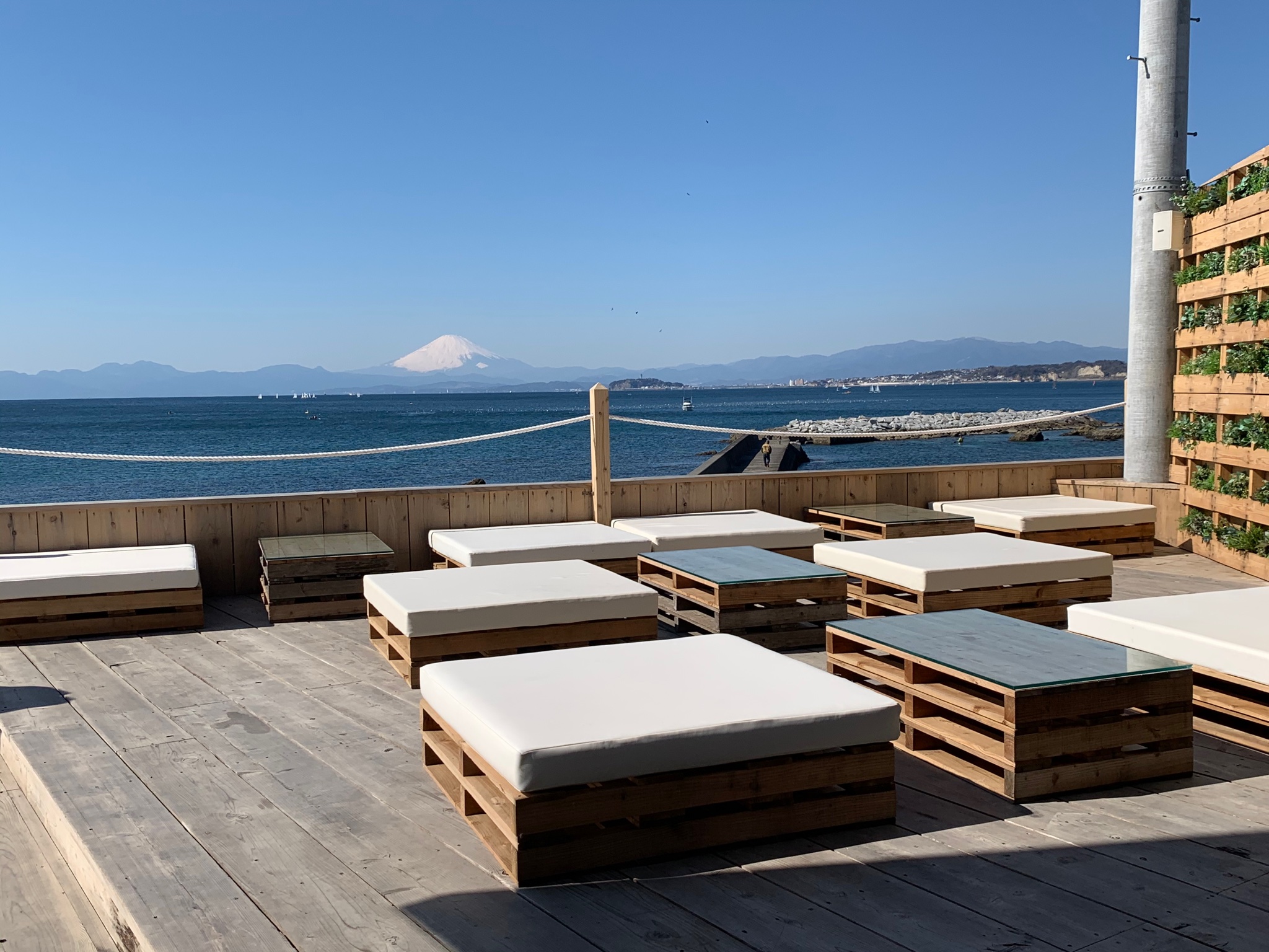 葉山の海と空 A Twitteren 祝 Under The Palmo 旧caban の方たちが 新しいお店をオープンしました お店からの景色は葉山で一番良いのではないでしょうか 今度のお店は室内もあり寒い日も大丈夫です テラス席はワンちゃんもok 森戸海岸に素敵なお店がまた出来て