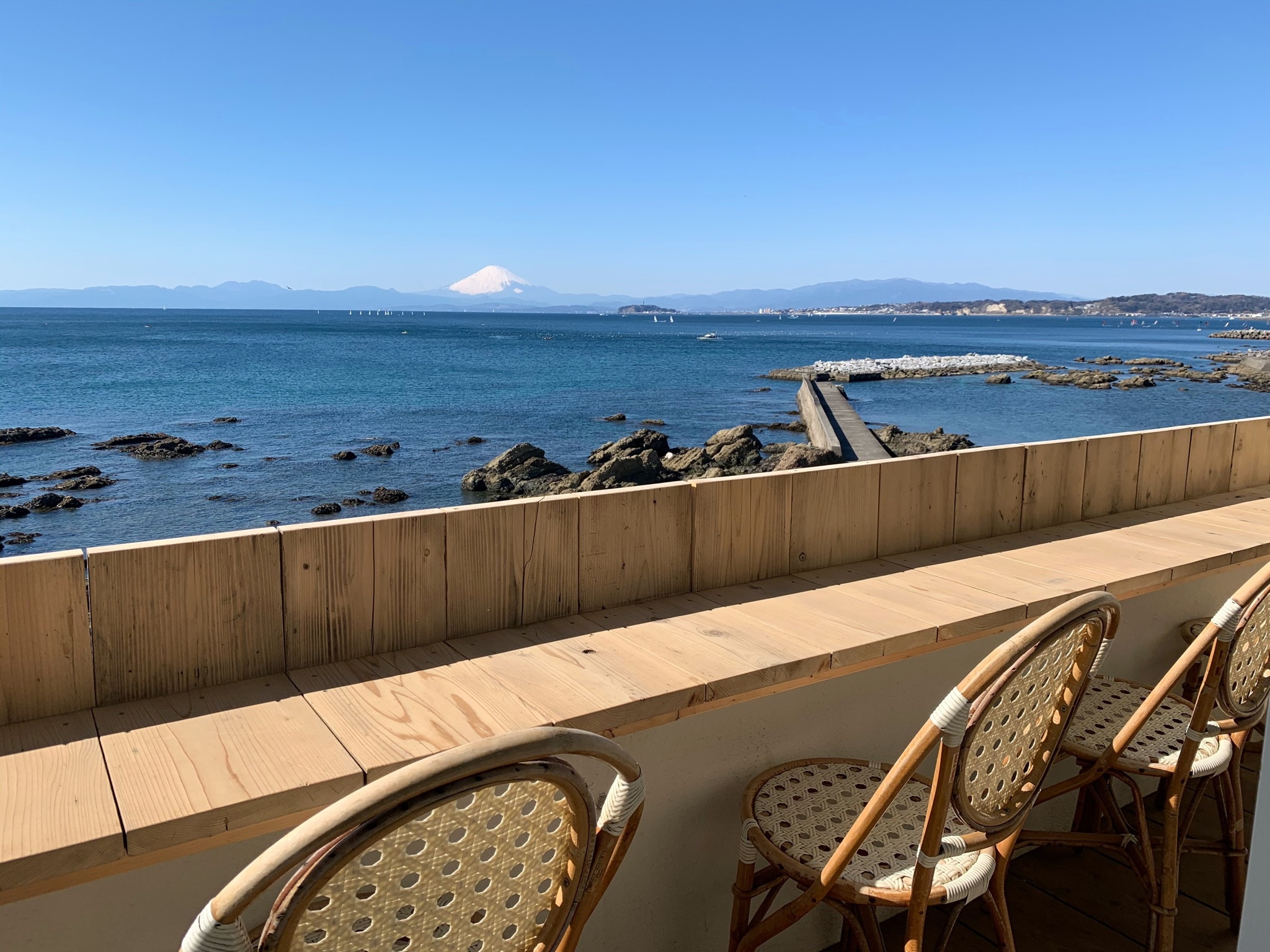 葉山の海と空 A Twitteren 祝 Under The Palmo 旧caban の方たちが 新しいお店をオープンしました お店からの景色は葉山で一番良いのではないでしょうか 今度のお店は室内もあり寒い日も大丈夫です テラス席はワンちゃんもok 森戸海岸に素敵なお店がまた出来て