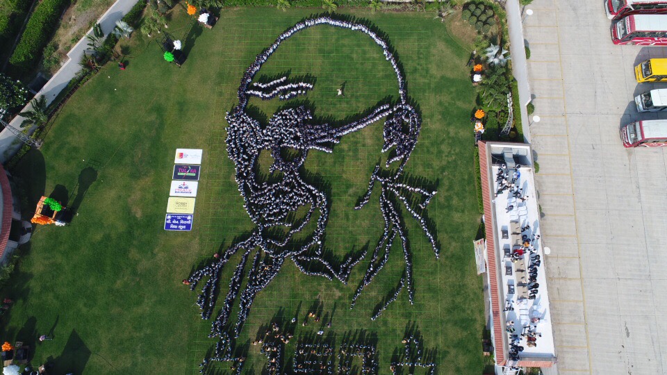 BNVIRANI1's tweet photo. STATUE OF MAHATMA GANDHIJI BY THE STUDENTS OF B.N.VIRANI PRIMARY SCHOOL AT ISCONE CLUB https://t.co/3wEaHMa8Ca