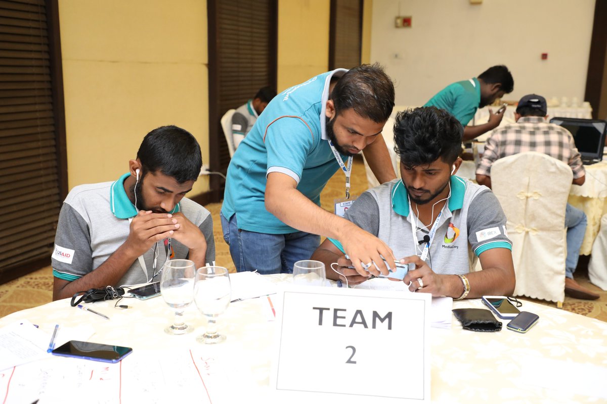 SDJF_lk's tweet photo. Having returned from the field, the Fellows gathered with their field mentor to edit their MoJos. After completing the editing, the Fellows peer reviewed each other's MoJos.
#MediaCorpLK #USAID #IREX #SDJF #iVoiceLK #MoJoLK https://t.co/8JjTiumPr5