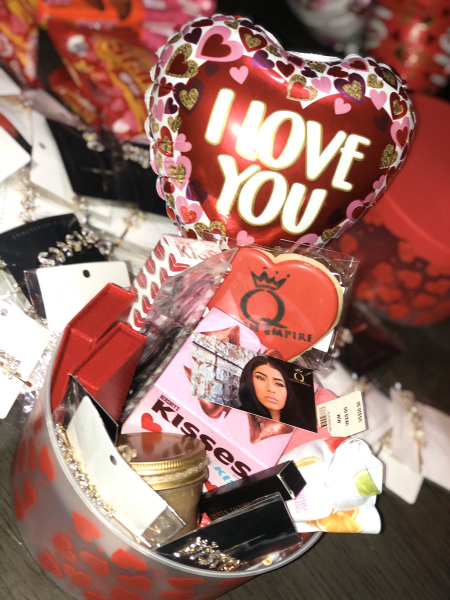 CEOQUEENEMPIRE's tweet photo. $4️⃣0️⃣ 🚨 • 2 PAIR OF Queen Empire Products LASHES 
• VS ROLL ON PERFUME 
• 2 PINK PANTIES (ALL SIZES ON HAND)
• Queen Empire BODY SCRUB 
• 2 BLING HAIR PINS 
• 1 Queen Empire 👑 MATTE LIPSTICK 
• BATH &amp; BODY WORKS LIPGLOSS 
• QUEEN EMPIRE COOKIE 😋 
• LASH APPLICATOR https://t.co/BdXZy5bRZI