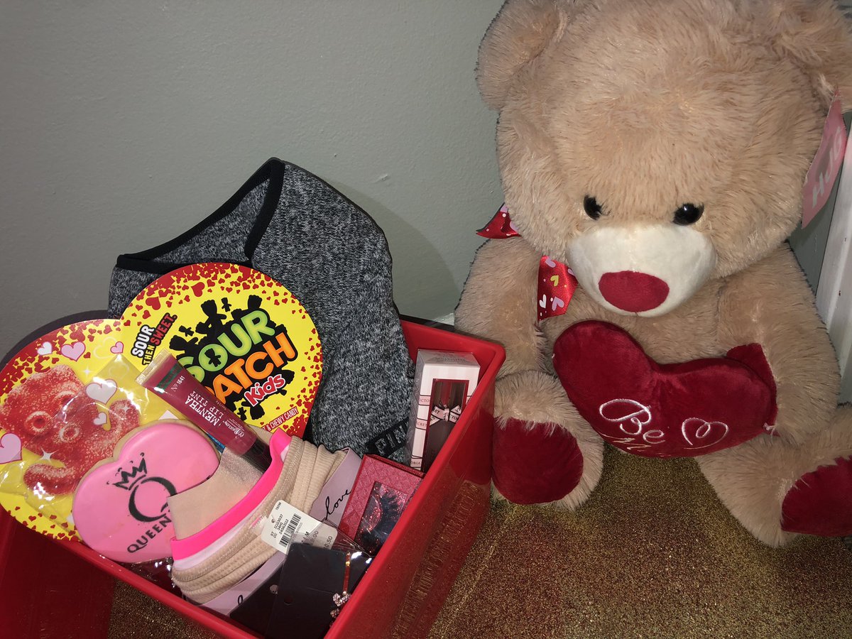 CEOQUEENEMPIRE's tweet photo. 🚨 $ 6️⃣5️⃣ 🚨 
 VALENTINES DAY BASKETS 💕
•1 pairs of Queen Empire Lashes 
•4 pairs of PINK panties 
•1 bath and body works lip gloss 
• VS roll on perfume
•2 hair pins 
•candy 
•queen empire cookie 
•PINK PULL OVER HOODIE (S,M,L) https://t.co/OAde1ilPqL