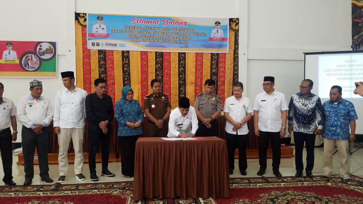 PKBISumbar's tweet photo. Berdasarkan pleno hasil verifikasi yang dilakukan oleh tim kerja #STBM Provinsi. #Sijunjung, dinyatakan kabupaten pertama ODF di #Sumbar dengan akses jamban 100%. Kerjasama PKBI sumbar dengan @SNVIndonesia @akkopsi dan #pemdaSijunjung https://t.co/RMd4ELkqAt