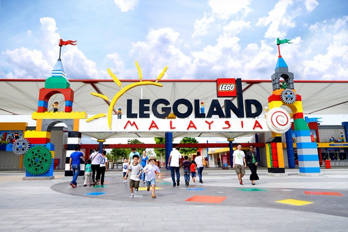 SweetHutholiday's tweet photo. From theme parks, shopping malls and delicious food spots, to natural attractions, cultural sites and historical buildings, the possibility at Johor is just endless! Visit us now at @SweetHutholiday  for great deals and promotions!

#JohorBahru #Kluang #Otakotak #Cendul #Malaysia https://t.co/WiajiEn7wI