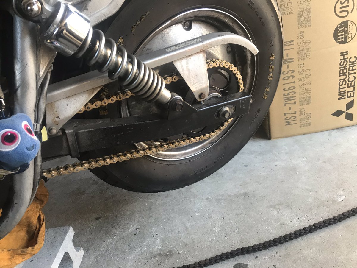 WORKS_BK's tweet photo. 社員君のJAZZが不調らしく、みてみたら。
あー、これスプロケット　ツンツルテンやがな。
100CCにしてたのでチェーン伸びてましたので、その副作用で山無くなったのでしょうね。しかもチェーン引っ張りすぎ。
新品スプロケと贅沢なチェーンにて、当分調整いらないでしょう。

#ワークスBK
#ホンダJAZZ https://t.co/JoKi2Z0fdb