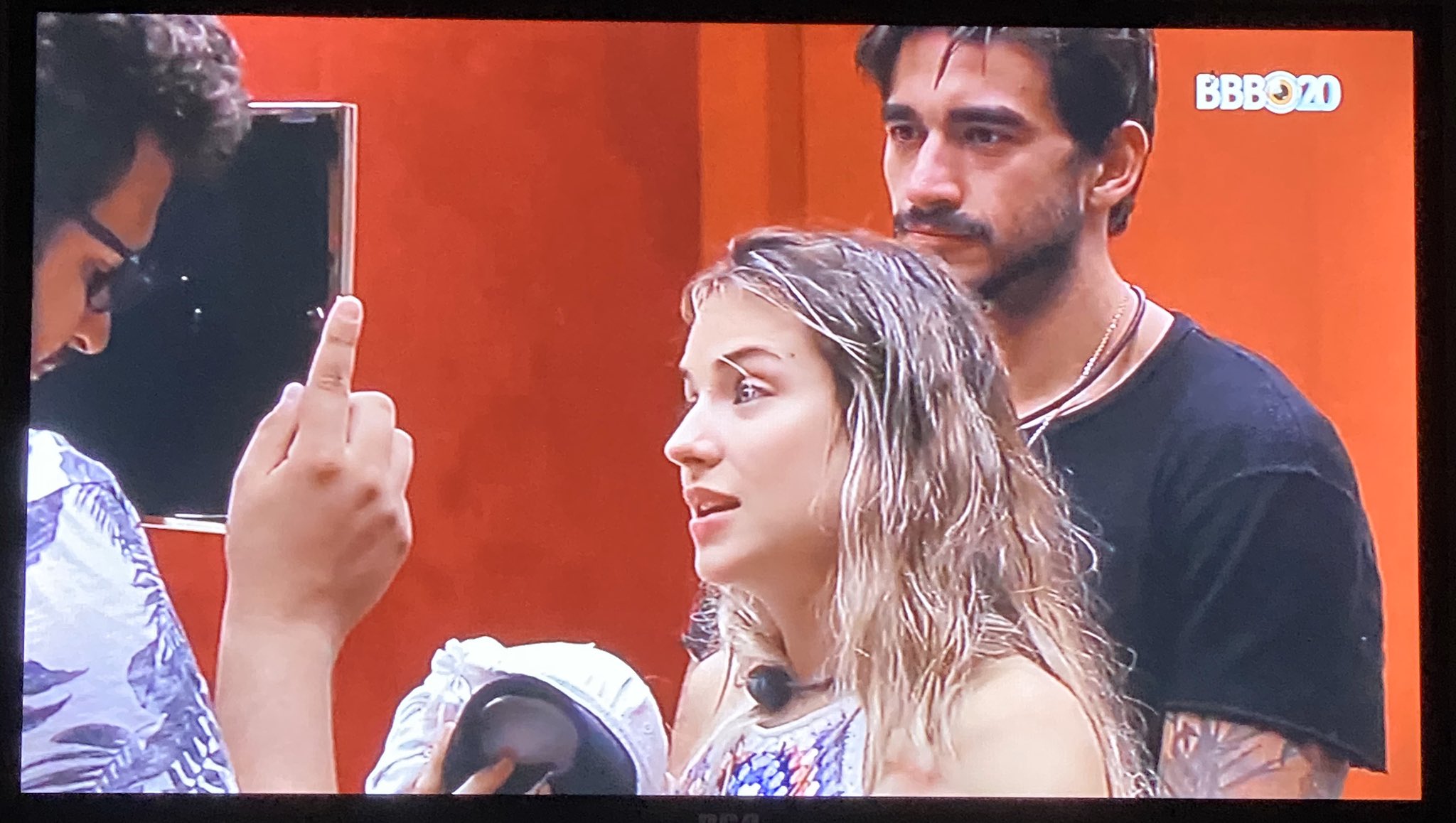 Socorroooo... A gabi colocou o Vitor Hugo para fingir que era a mãe dela e apresentou o Gui pro quadro kkkkkkkkkkkkkkk . O melhor é que o Vitor entrou no personagem e respondia kkkkkkkkkkkk #redebbb #BBB20 https://t.co/p4OGpuTSdJ