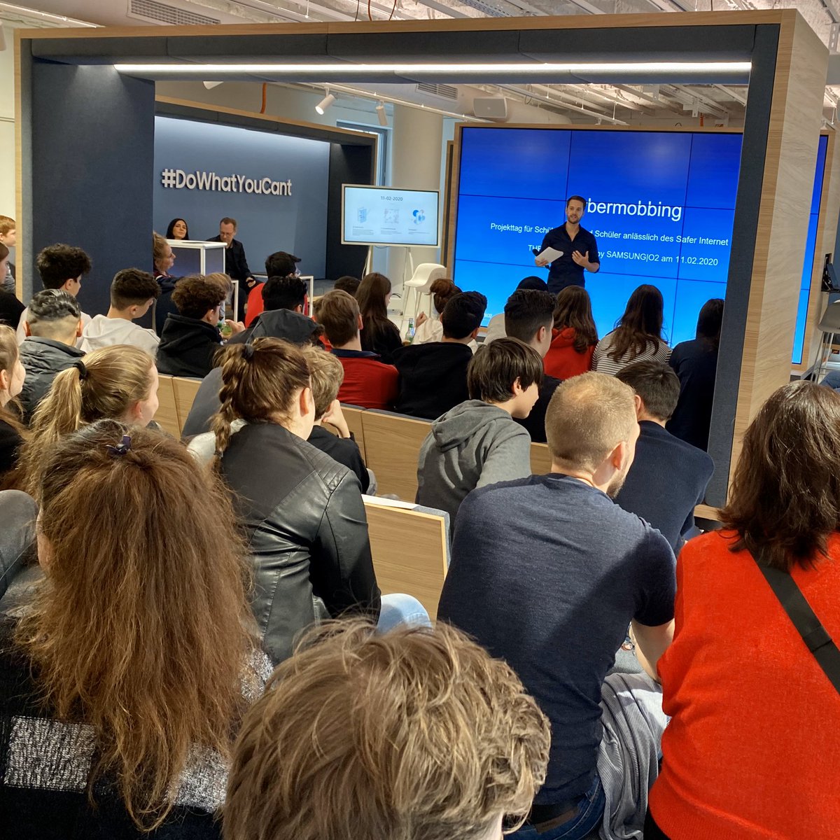 Jetzt startet unser Schüler-Workshop in Düsseldorf mit <a href="/telefonica_de/">Telefónica Germany</a> gegen #Cybermobbing und für ein faires Miteinander im Netz. Mit <a href="/PohlandLukas/">Lukas Pohland</a> <a href="/c_kampmann/">Christina Kampmann</a> <a href="/MrWissen2Go/">Mirko Drotschmann</a> @DKHW_ev #SID2020 #SaferInternetDay