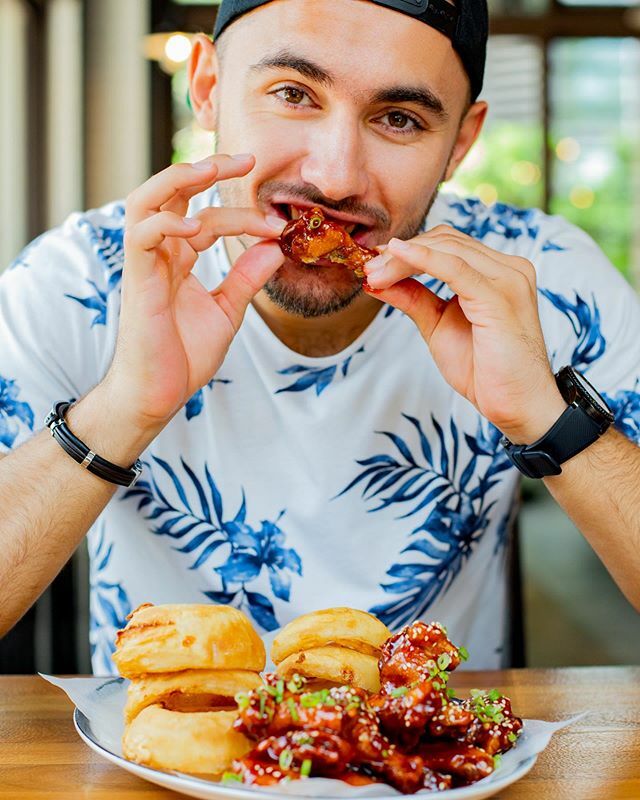 BlackTapKSA's tweet photo. جوانح وحلقات بصل، يا سلاام! 🍗 i'll be your WING man #blacktapksa #blacktapthat https://t.co/F7FlJ6JqhW https://t.co/5zeEOvATJA