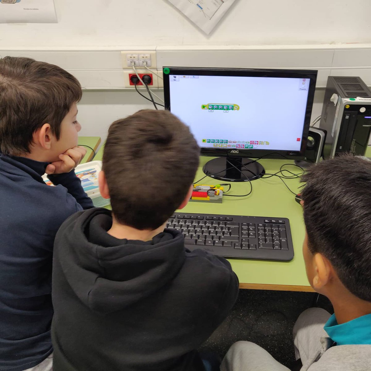 EscolaPoveda's tweet image. Iniciació a la robòtica amb el Lego WeDo! @CRP_Gracia @consorciedubcn