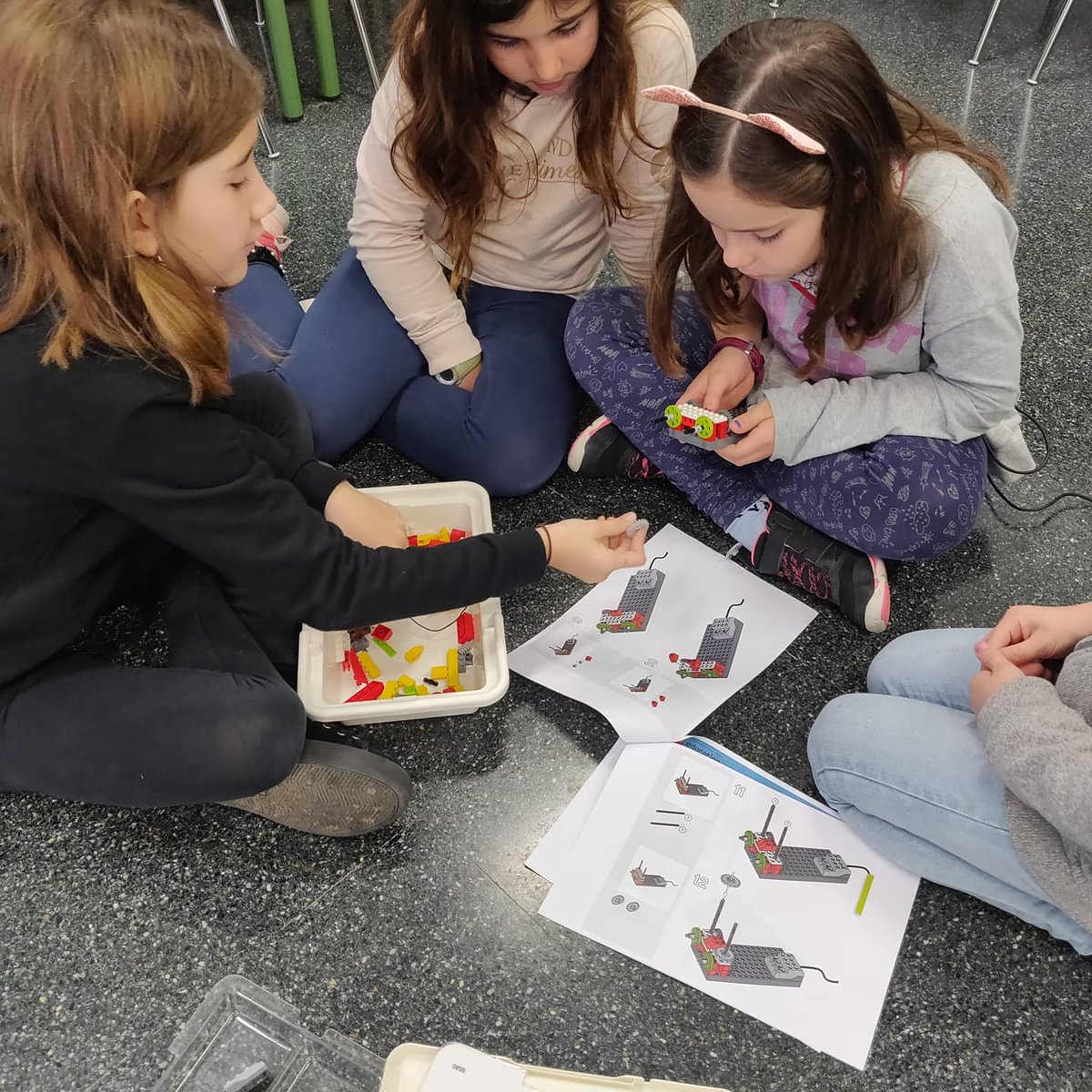 EscolaPoveda's tweet image. Iniciació a la robòtica amb el Lego WeDo! @CRP_Gracia @consorciedubcn