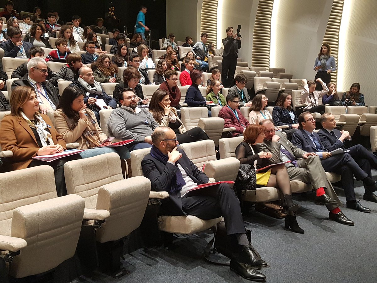 AmbaFranceLiban's tweet image. 🔵⚪🔴 En ce moment à l'@ESABeirut, lancement de la 8e édition de l'opération "Ambassadeurs en herbe" qui regroupe 60 jeunes orateurs des établissements scolaires du réseau @aefeinfo venus des 4 coins du #Liban🇱🇧
#AEH2020