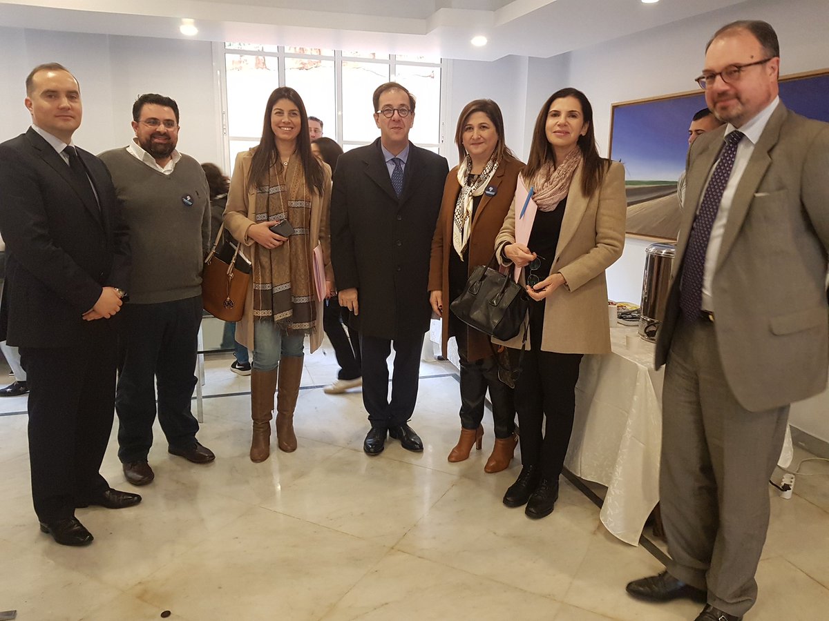 AmbaFranceLiban's tweet image. Vos échanges se feront en 3 langues: français, arabe, anglais. Ainsi, vous donnez le signe d’une ouverture au monde qui est à la fois la force du 🇱🇧 &amp;amp; de nos écoles: 5e langue la + parlée, le 🇫🇷 ne rayonne jamais si bien que quand il se montre au cœur du plurilinguisme #AEH2020