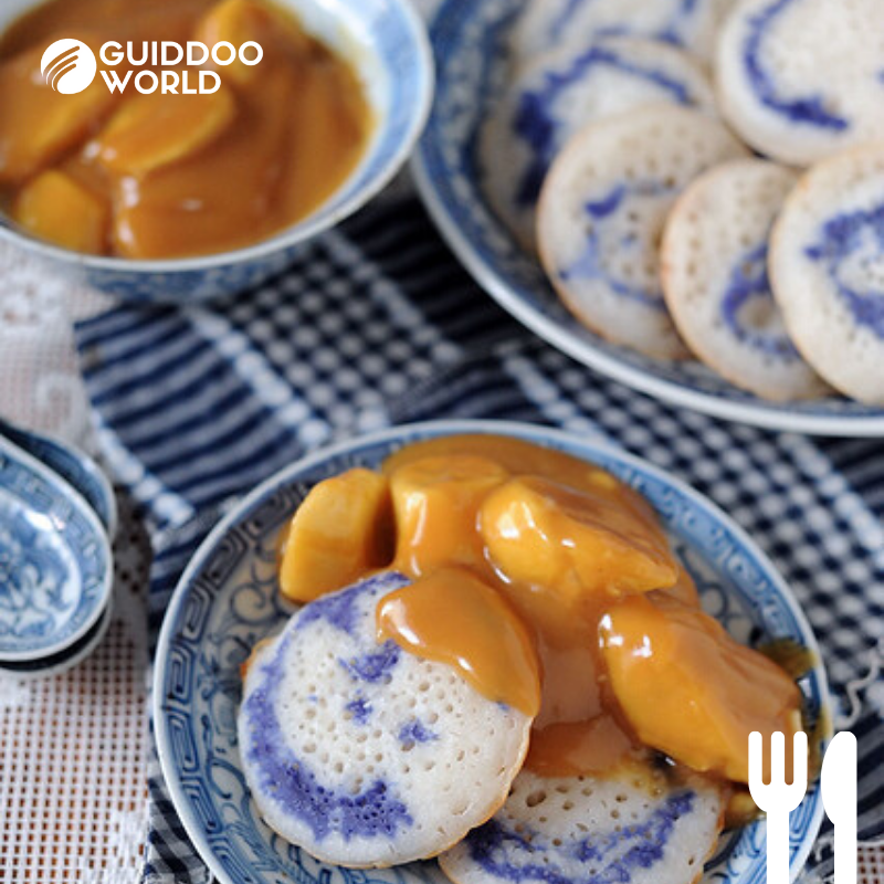 FOOD FOR THOUGHT: Apom Berkuah, a delicious Singaporean dessert. Like a Blueberry Pancake only BETTER! These fluffy pancakes are served with a warm banana sauce and have a swirl of Bunga Telang flower juice.

#guiddoo #guiddooworld #travel #tourism #food #foodfacts #Singapore