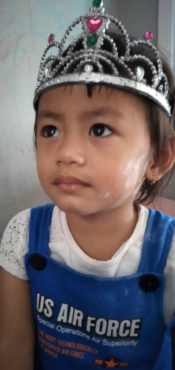 Dengerin anak ini lg berusaha ngomong lucu beed bawel.... panjang beed klo ngomong tp blm jelas.....