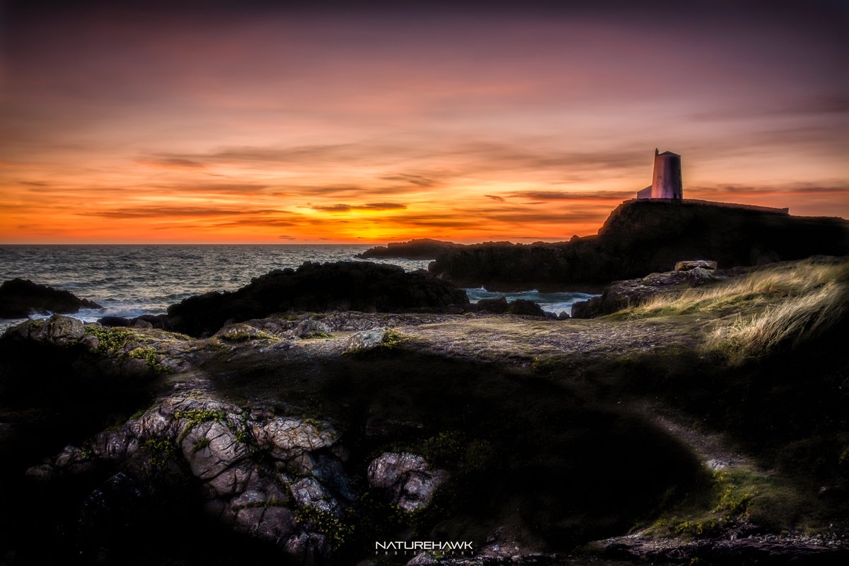 Sunset over #ynysllanddwyn #lighthouse on the stunning island of @VisitAnglesey 
@visitwales @WalesOnline @ruthwignall @northwales_