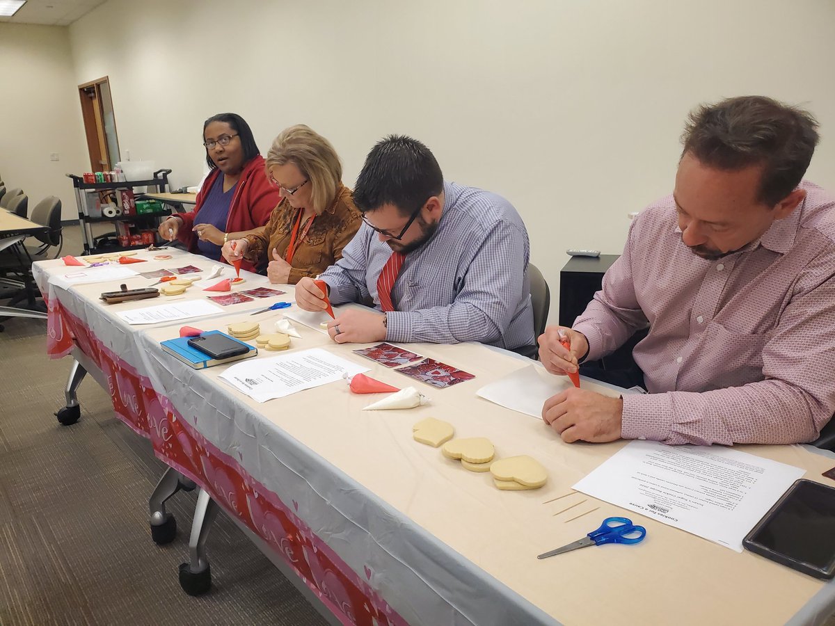 CookiesbySusan's tweet photo. #teambuilding #cookieclasses are so much fun and raise money to #EndAlz @alztex @alzassociation https://t.co/OuOetyt1MJ