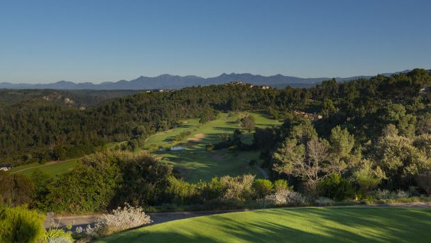 Hole 2 - par 4 
2nd hole 
<a href="/simola/">Simola Country Hotel</a> 

Another risk and reward hole
The (extremely) elevated tee and picturesque surroundings brought this hole on to my list. 
You'll struggle to top the emotion on this tee box.
It's just about drivable - totally memorable!
#MyUltimate18
#SOS18