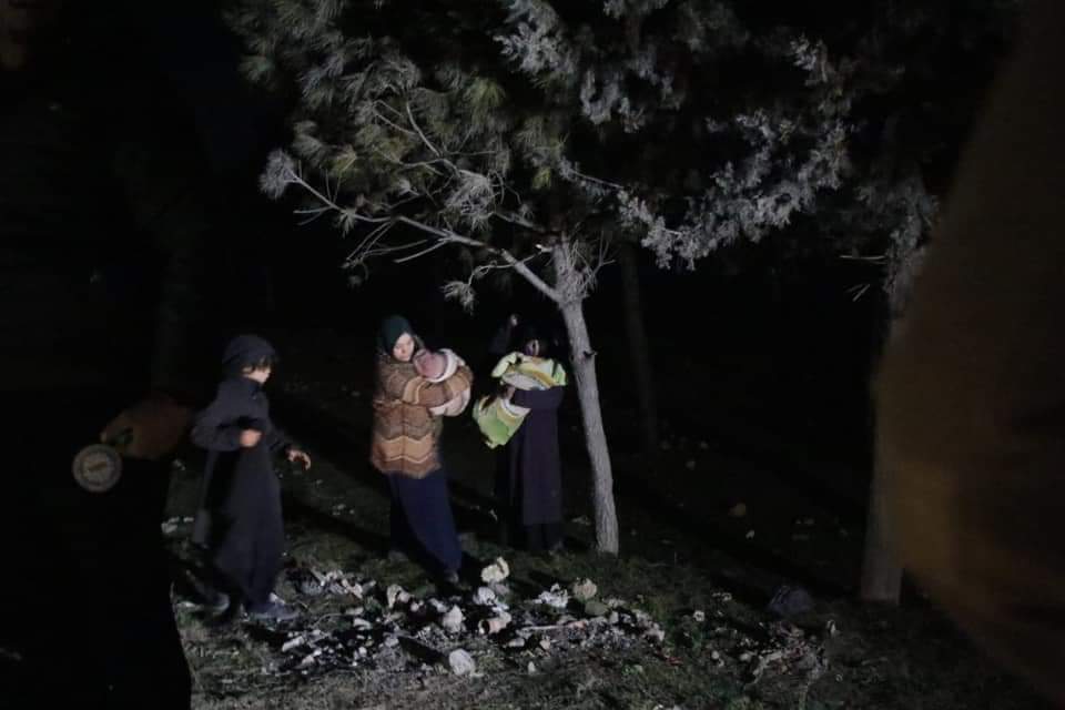 k7ybnd99's tweet photo. تخيل أن تضطر لهجرة منزلك في منتصف الليل بدرجة حرارة "-6 تحت الصفر" تحمل رضيعك بحثا عن شاحنة تقلك إلى مكان "ربما هو العراء الأقل خطرا" فقط تريد الهرب بأطفالك من نيران القصف الروسي الأسدي الذي يحرق الأرض
تخيل أن تكون خياراتك محصورة بين الموت بالنار أو الموت بالبرد
هذا ما يحصل بإدلب https://t.co/Y5Ty2gFJtY