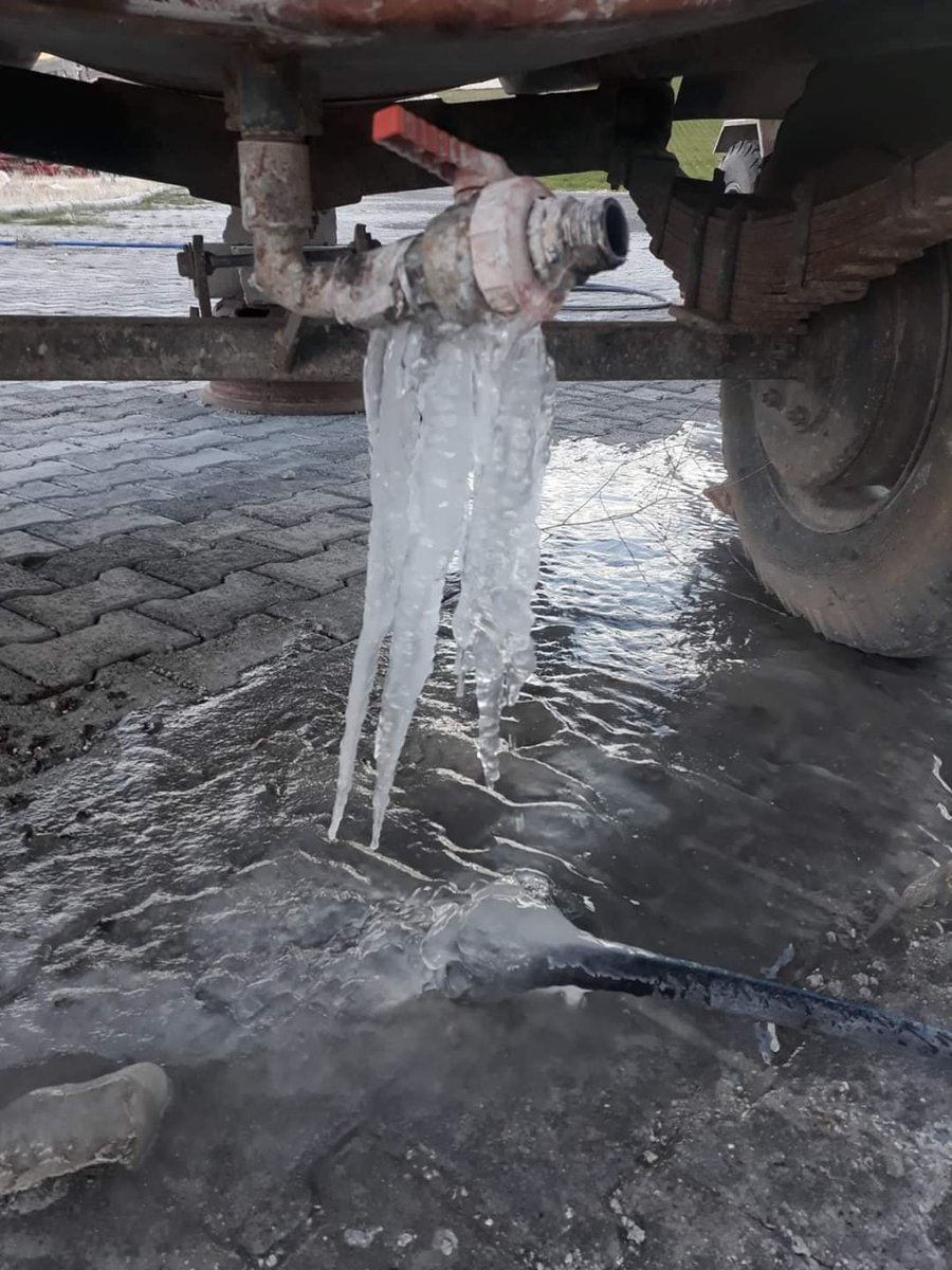 k7ybnd99's tweet photo. تخيل أن تضطر لهجرة منزلك في منتصف الليل بدرجة حرارة "-6 تحت الصفر" تحمل رضيعك بحثا عن شاحنة تقلك إلى مكان "ربما هو العراء الأقل خطرا" فقط تريد الهرب بأطفالك من نيران القصف الروسي الأسدي الذي يحرق الأرض
تخيل أن تكون خياراتك محصورة بين الموت بالنار أو الموت بالبرد
هذا ما يحصل بإدلب https://t.co/Y5Ty2gFJtY