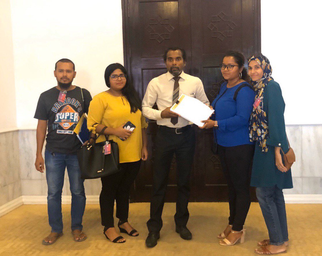 VocMaldives's tweet photo. MP for Mahchangolhi Uthuru @boadhigu at @mvpeoplesmajlis has signed and endorsed our Petition.
Thank you for endorsing our petition and supporting this cause.
#Huhtuva #voiceofchildren #vocmaldives #IStandAgainstRape https://t.co/hQIMULUH1Q