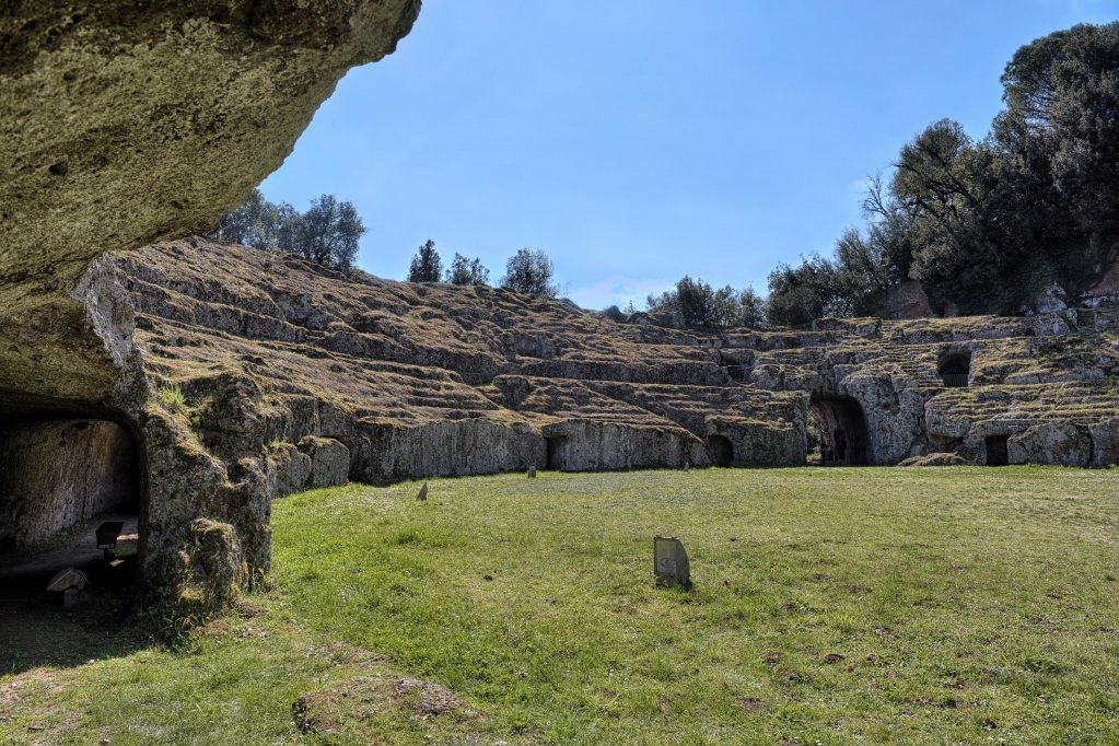 visit_lazio's tweet photo. L'anfiteatro romano di #Sutri è uno dei luoghi simbolo di questo grazioso comune viterbese. Le sue origini risalgono agli ultimi decenni del I secolo a C. ed i primi anni del I secolo d.C. Interamente scavato nel tufo vi stupirà per la sua bellezza! #Viterbo #laziodellemeraviglie https://t.co/2KqmU8XzX7