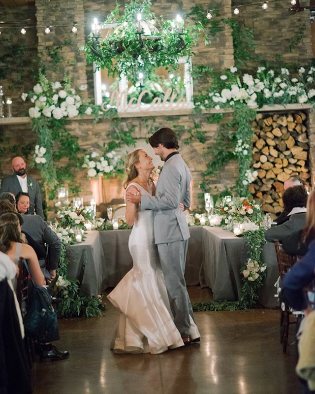 Tatiana and Taylor's gorgeous winter lodge wedding is now live on the blog, head to the link in bio to read more ☝🏼 Photographer: @tamaragrunerphotography 
#weddingphotography #weddingstyle #realwedding #weddingideas #weddinginspo #weddinginspiration #we… ift.tt/2OLd8t1